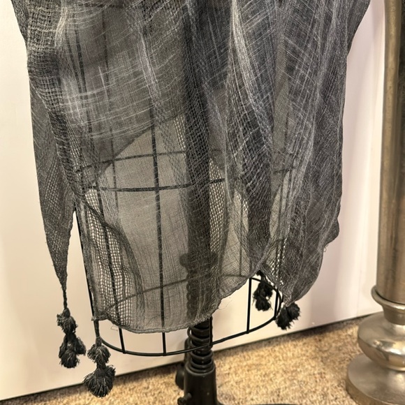 Gray shawl with fringe - Picture 2 of 6